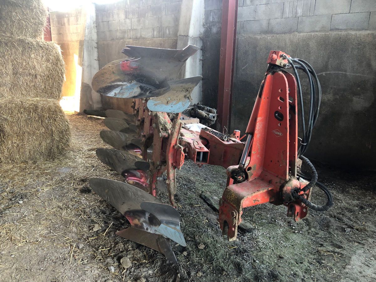E-FARM: Kuhn 122 varimaster - Charrue - id F3BBMNP - 18 000 € - Année: 2012 - France