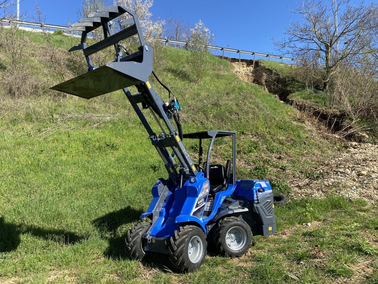 Multione multione valet de ferme télescopique multione 5.3k moteur kubota 4 roues motrices disponible mini_loader 26 900 €