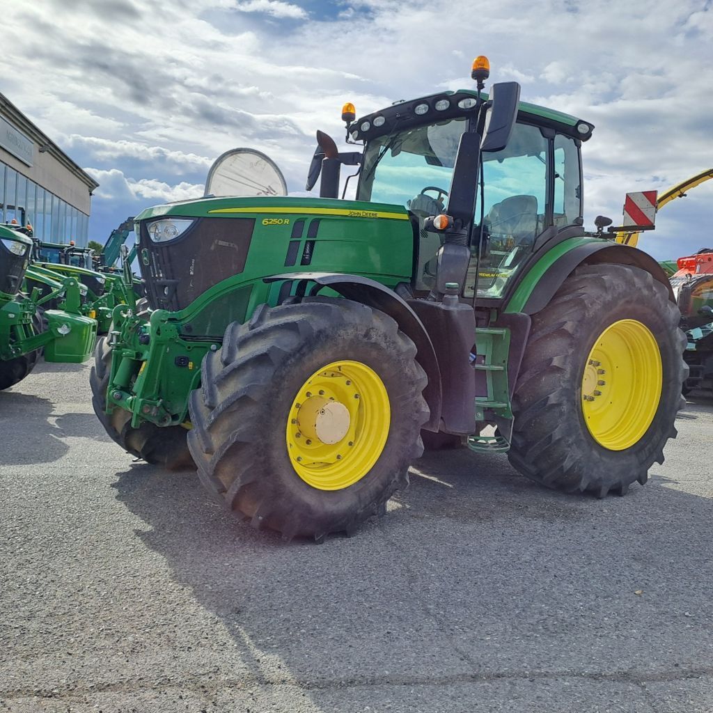 E-FARM: John Deere 6250 R - Tractor - id IXEYML2 - €120,000 - Year of construction: 2020 - Engine hours: 5,700,Engine power (HP): 300,Italy
