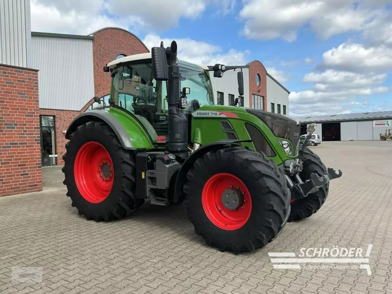 Fendt 718 Vario Tractor €104,000