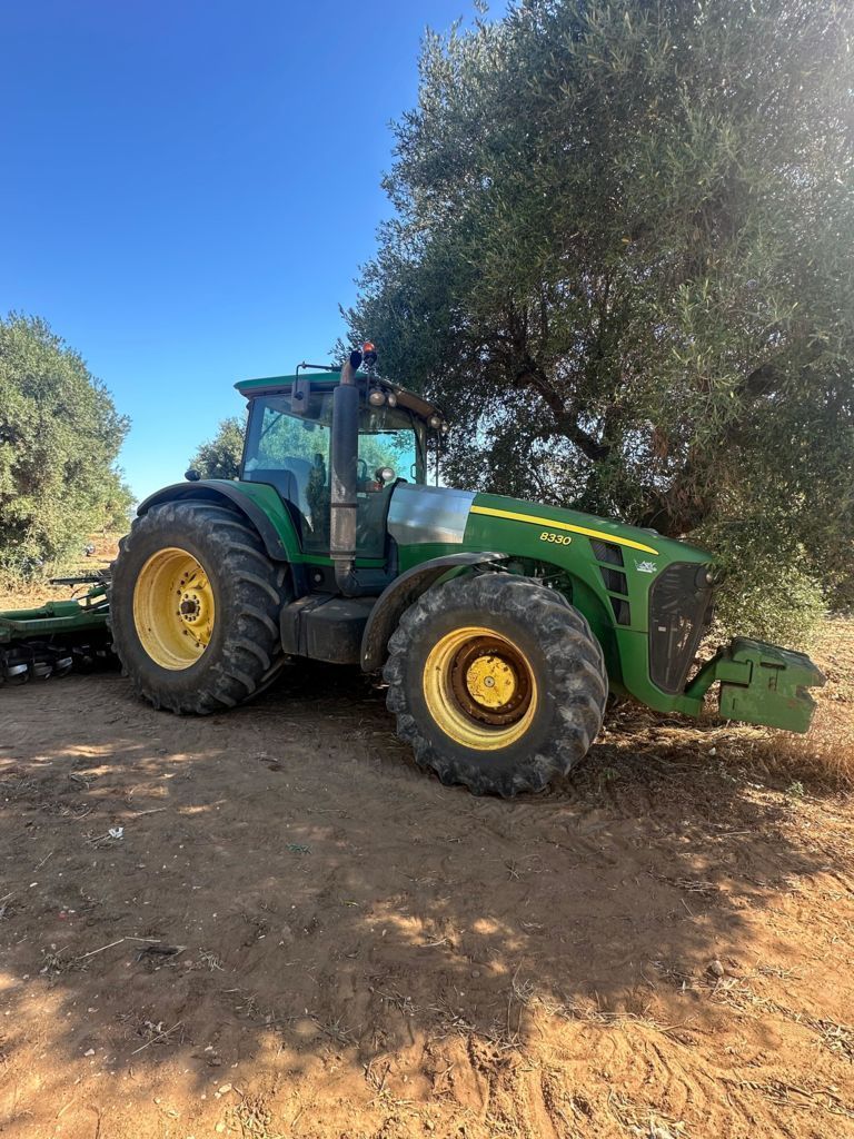 E-FARM: John Deere 8330 - Трактор - id JC9CANW - 60 000 € - Година на построяване: 2008 - Мощност на двигателя (HP): 300,Италия