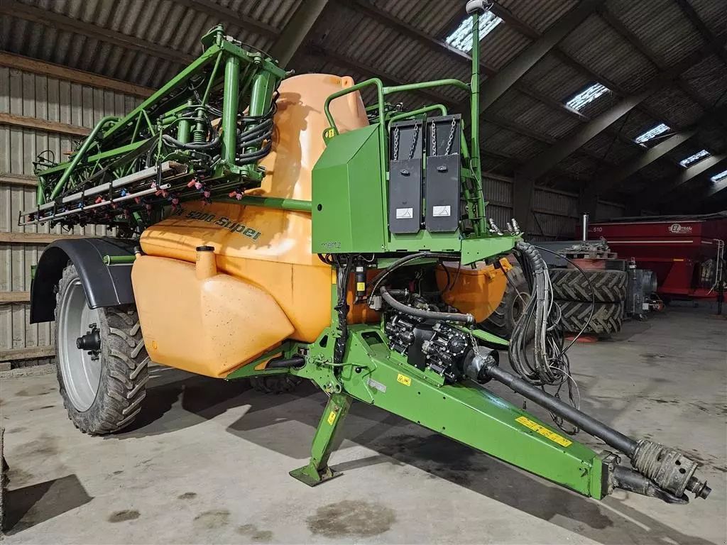 E-FARM: Amazone ux 5200 super - Pflanzenschutzspritze - id SXE7WCR - 35.549 € - Baujahr: 2010 - Dänemark