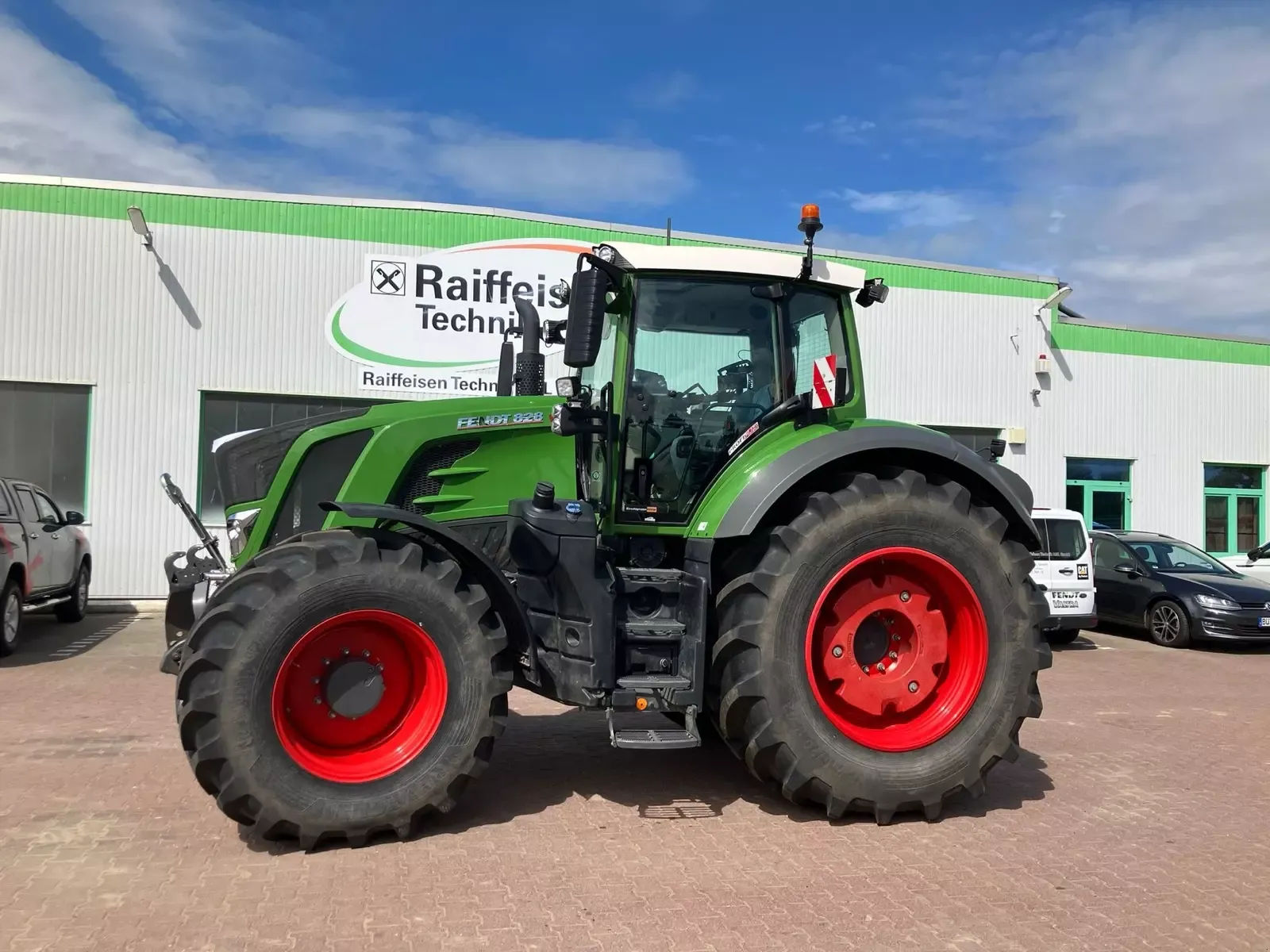 E-FARM: Fendt 828 Vario ProfiPlus - Traktor - id QDRGFWA - 190 000 € - Rok produkcji: 2023 - Motogodziny: 2188,Moc silnika: 280,Niemcy