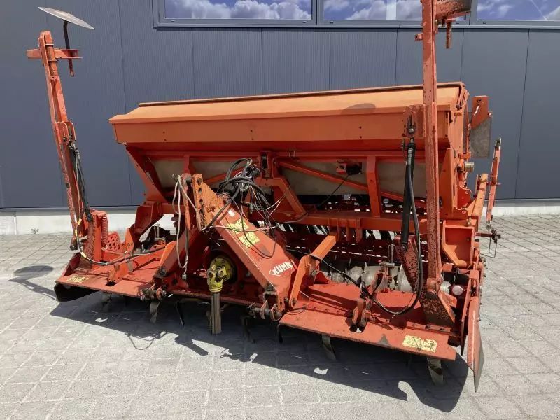 E-FARM: Kuhn integra 3000 / hrb 302 - Semoir - id AYYTU21 - 7 200 € - Année: 2002 - Allemagne