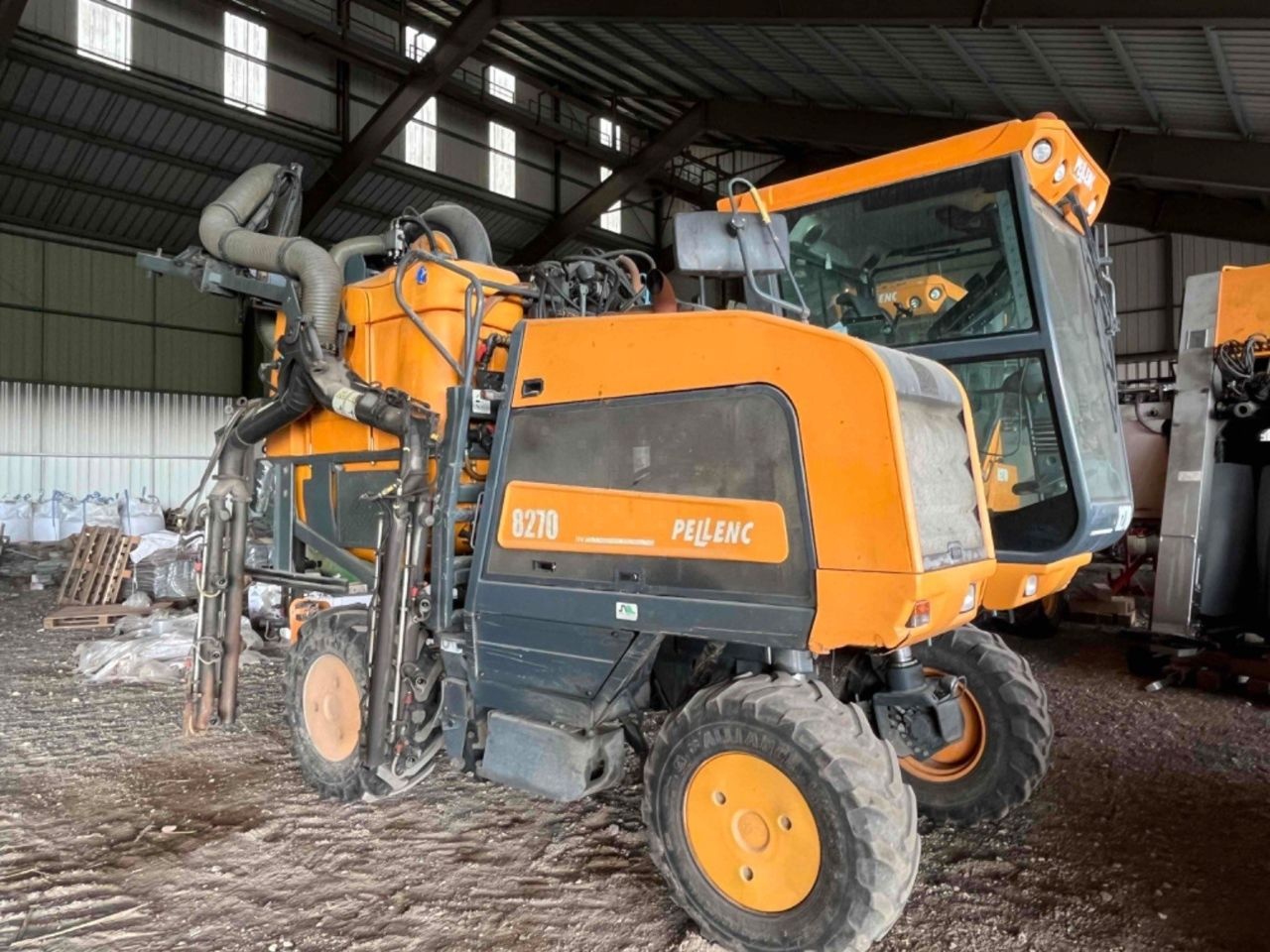 Pellenc 8270 sp2 + eole grape_harvester €33,800