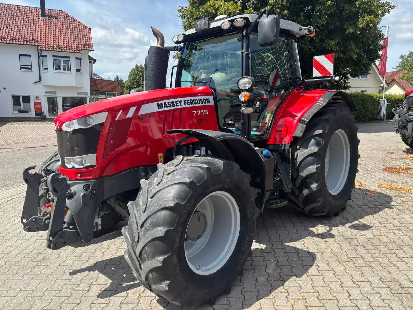 E-FARM: Massey Ferguson 7718 - Tractor - id SAUIVJR - €79,500 - Year of construction: 2018 - Engine hours: 3,140,Engine power (HP): 180,Germany