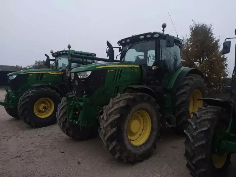 E-FARM: John Deere 6215 R - Tractor - id AJQFDNU - €89,000 - Year of construction: 2016 - Engine hours: 3,306,Engine power (HP): 215,France