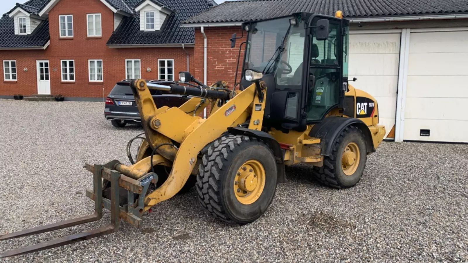 Caterpillar 907H Pala gommata 30.123 €
