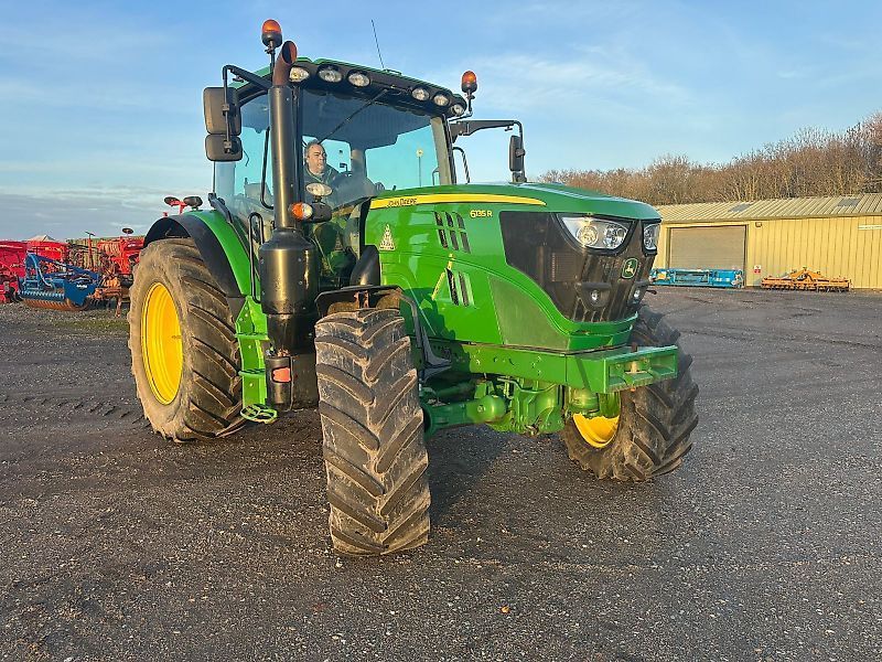 John Deere 6135 R Traktor