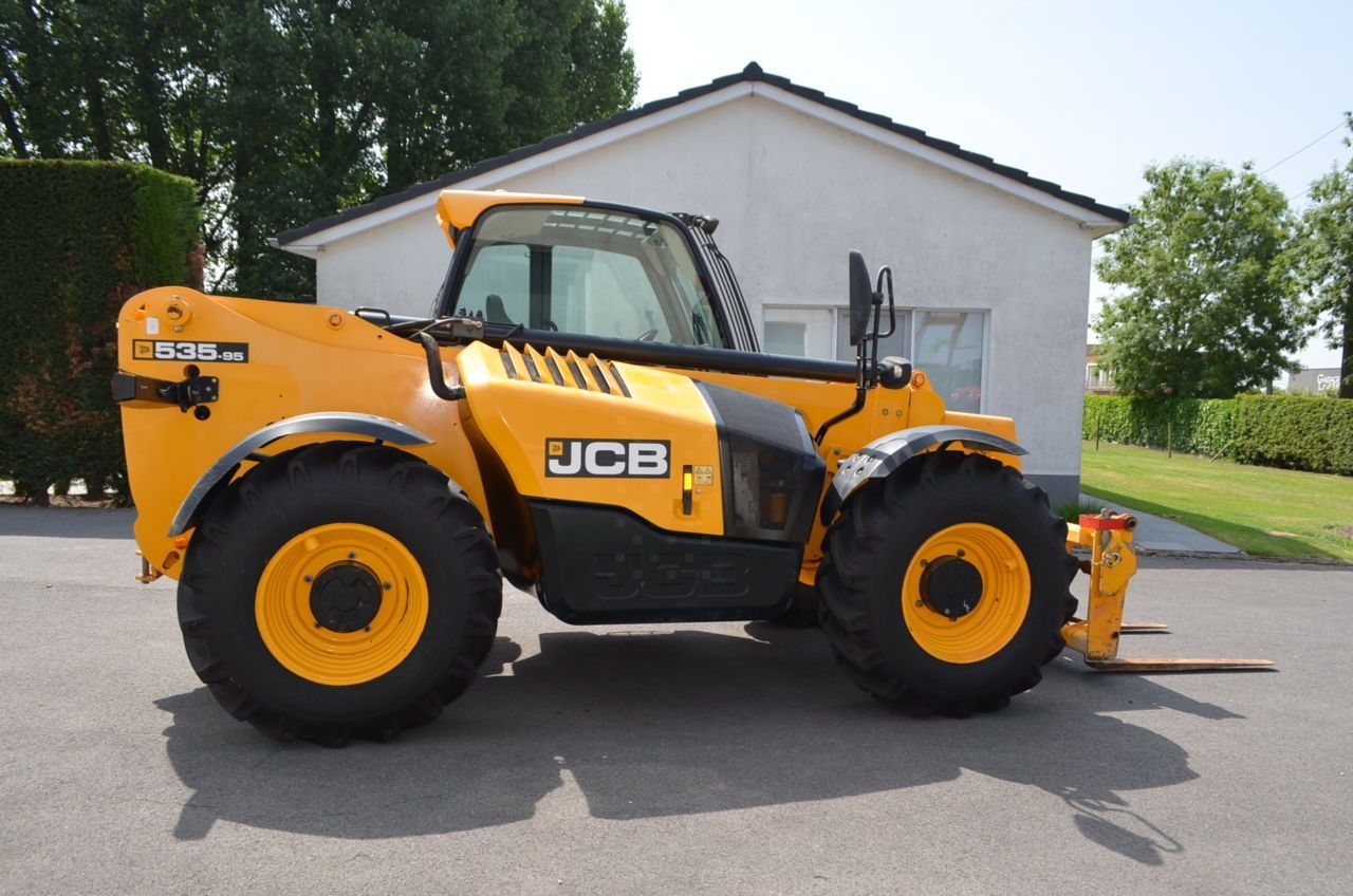 E-FARM: JCB 535-95 - Chargeur télescopique  - id XCQUNIK - 41 000 € - Année: 2017 - Lecture du nombre d'heure: 3 020,Puissance du moteur (chevaux): 110,Belgique