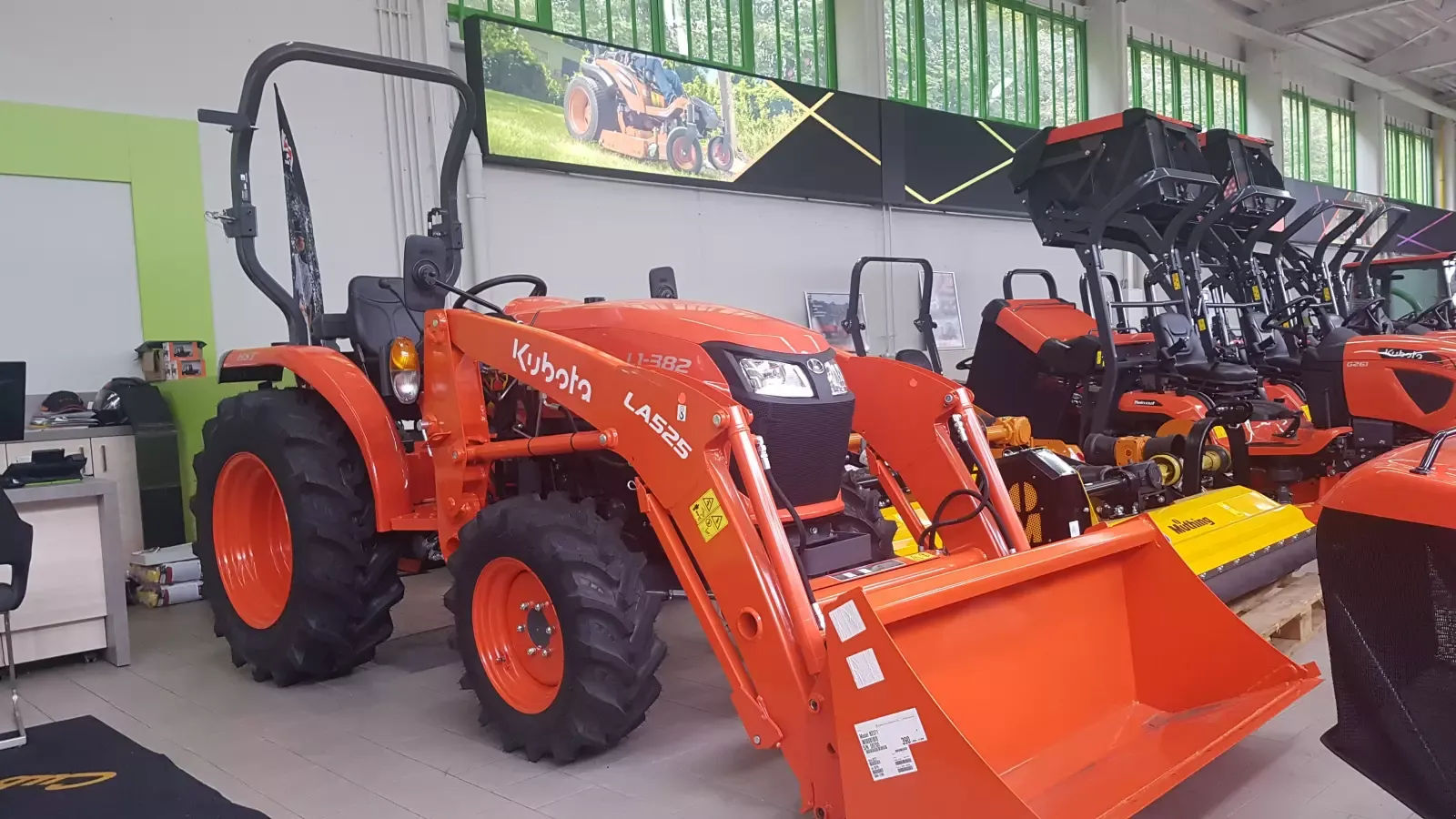 E-FARM: Kubota l1-382 hst frontlader - Traktor - id 2J1VJKG - 26.500 € - Baujahr: 2025 - Abgelesene Motorstunden: 1,Motorleistung (PS): 38,Deutschland
