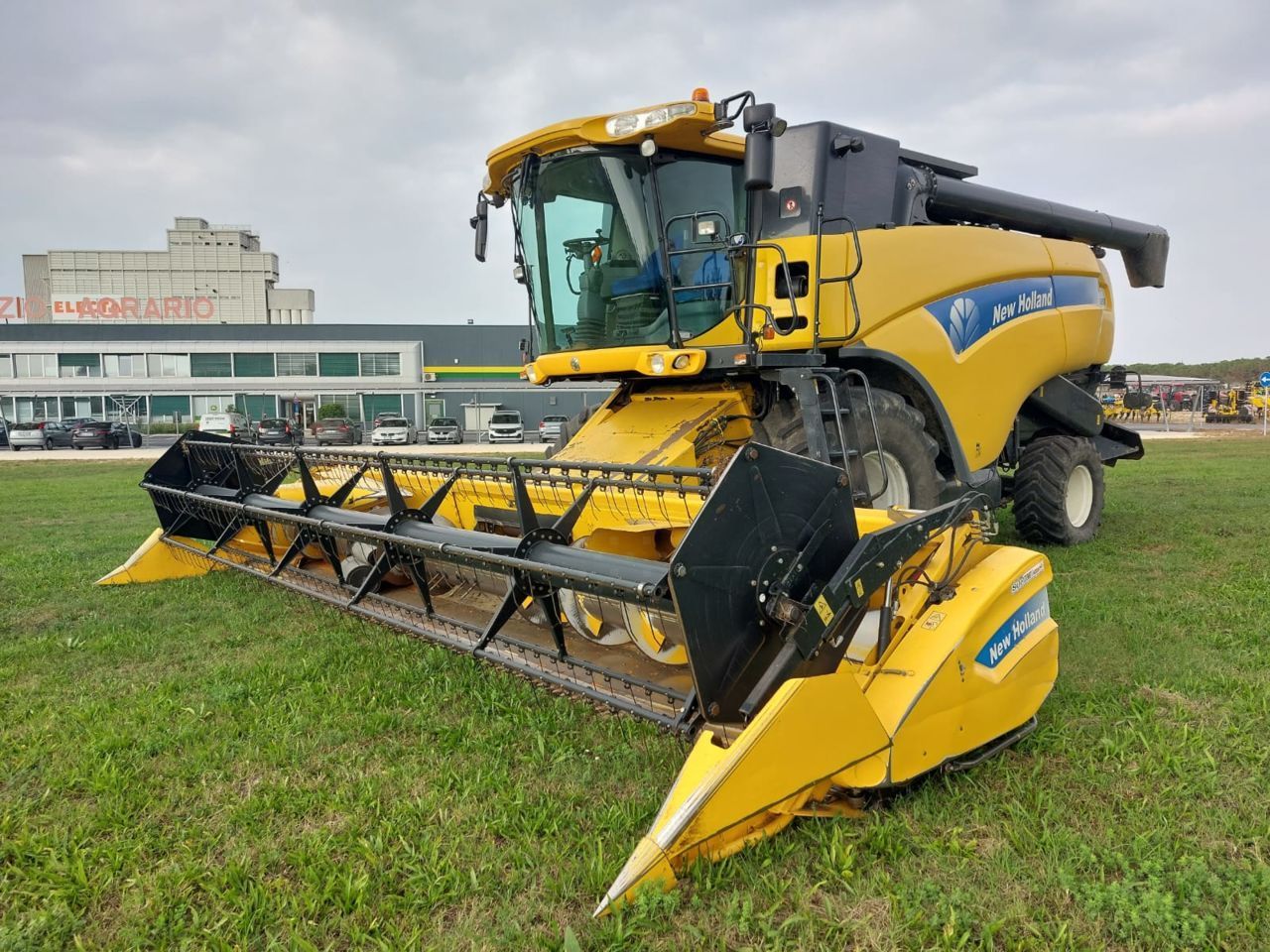 E-FARM: New Holland CX 8050 - Kombajn zbożowy - id 2SDB94I - 115 000 € - Rok produkcji: 2008 - Włochy
