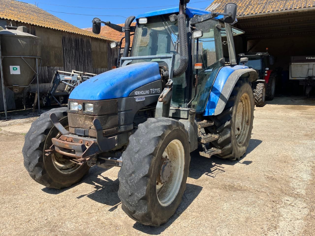 E-FARM: New Holland TS115 - Tractor - id 5VKHUI9 - €16,000 - Year of construction: 2001 - Engine hours: 8,757,Engine power (HP): 115,France