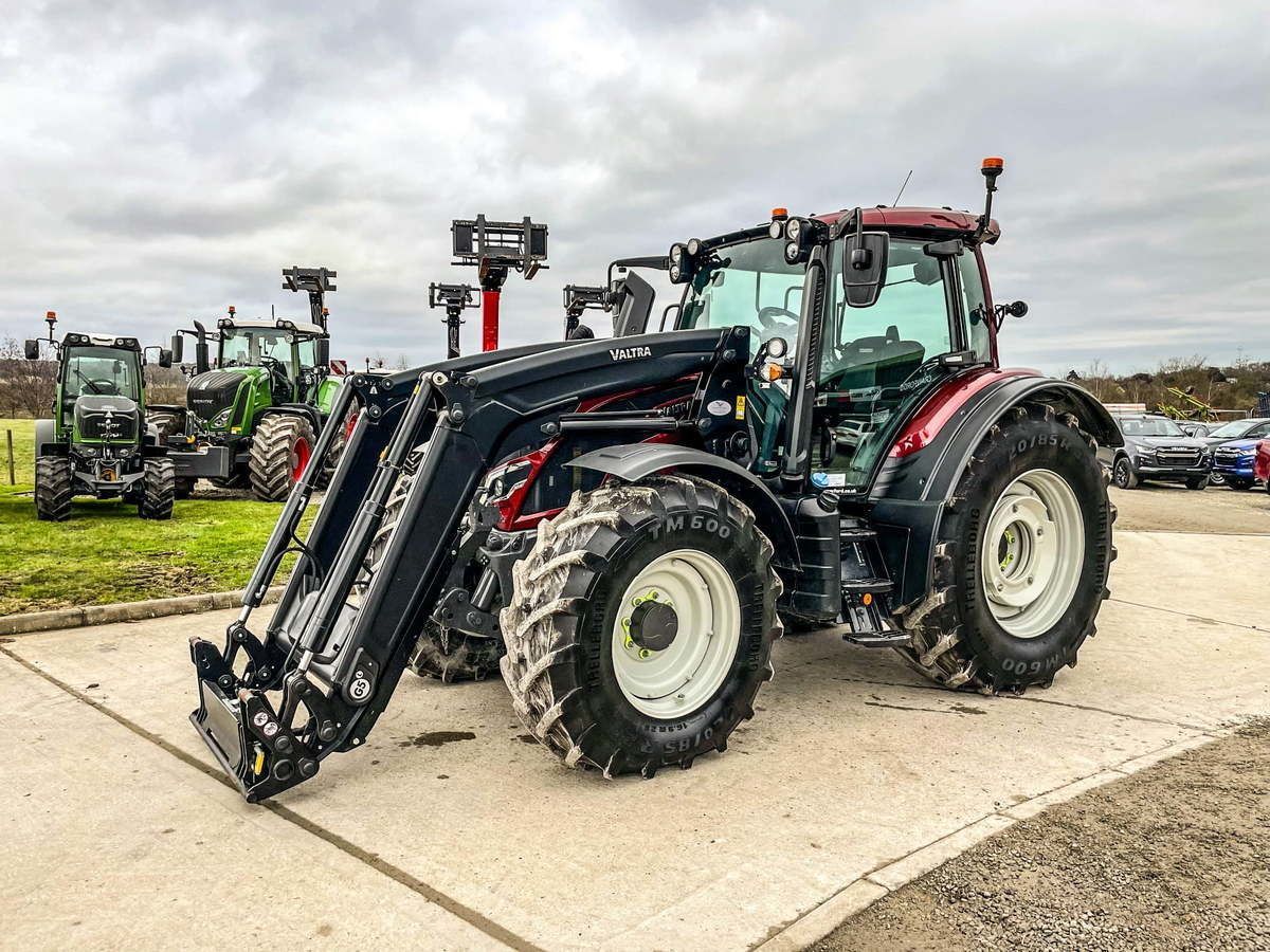 E-FARM: Valtra N155 - Trattore - id TKMXMHR - 128.493 € - Anno di costruzione: 2023 - Regno Unito