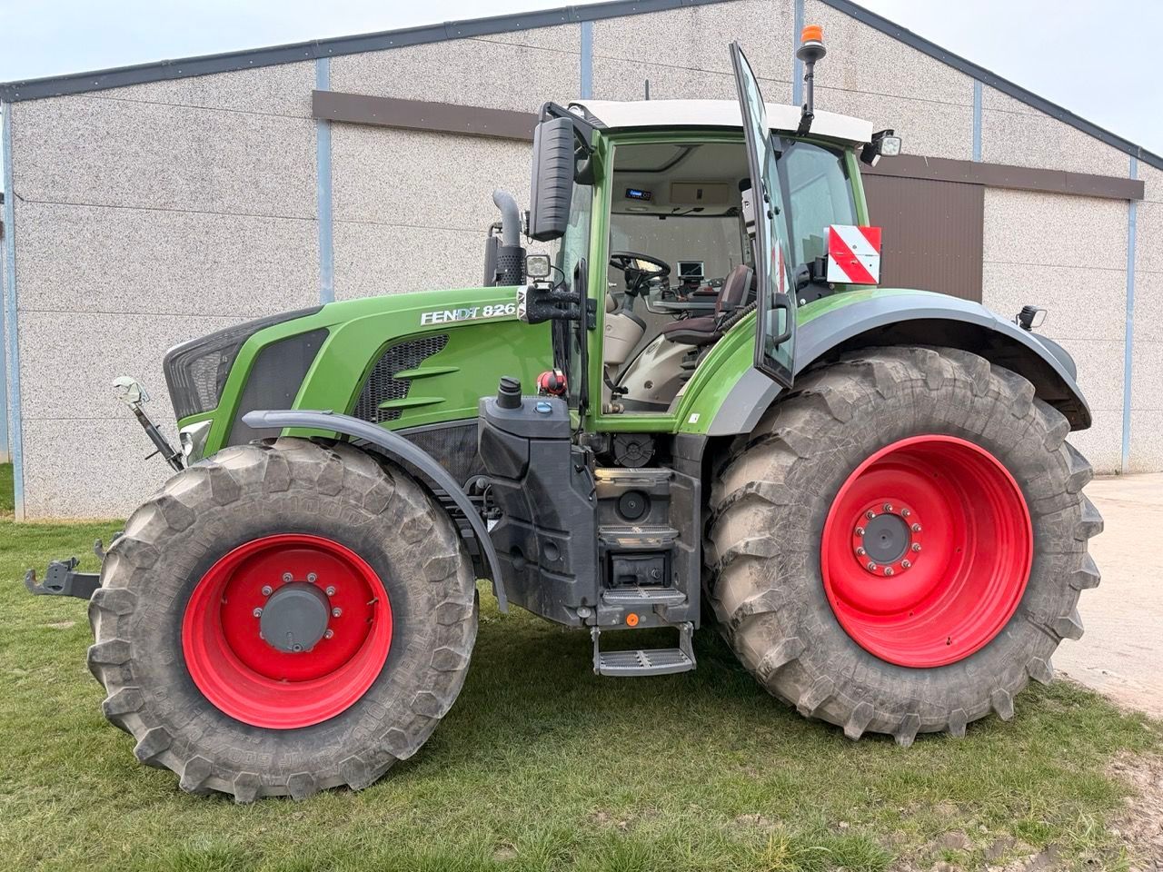Fendt 826 Vario Traktor