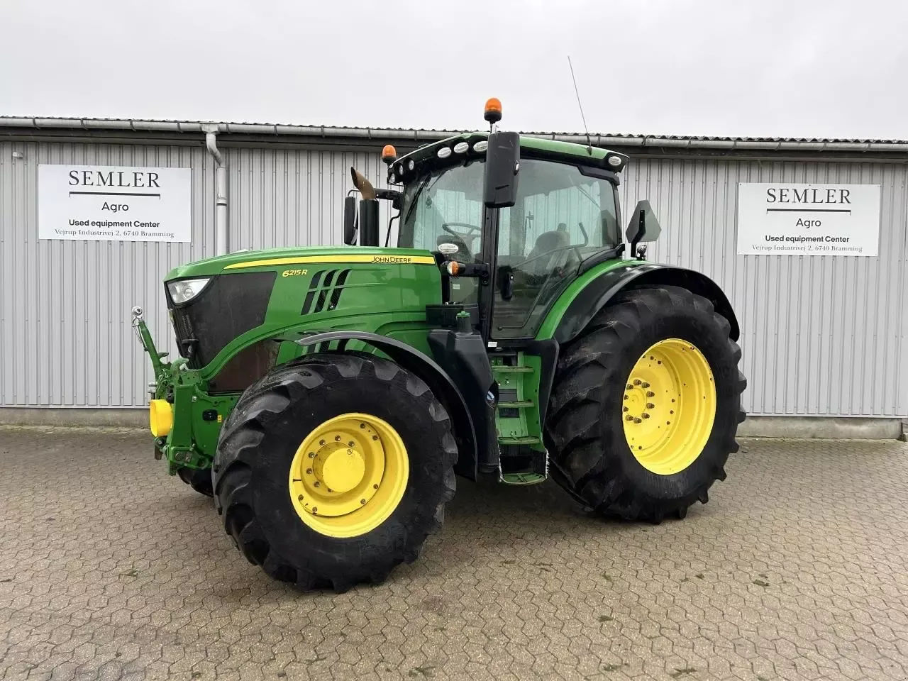 E-FARM: John Deere 6215 R - Traktor - id Y8RWN9K - 127 363 € - Rok produkcji: 2018 - Motogodziny: 5570,Moc silnika: 259,Dania