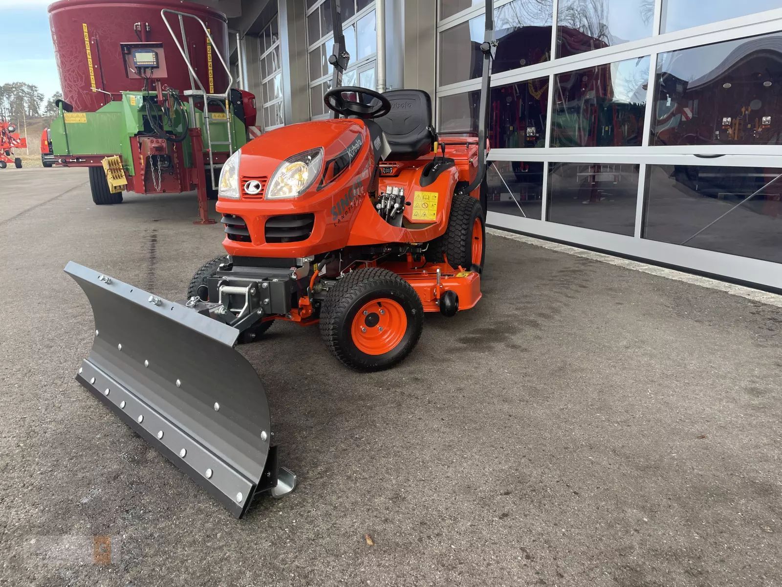 E-FARM: Kubota kubota gr2120 mit schneeschild hydraulisch, winterdienst - Kosiarkia ręczna/traktorowa - id MHV6KDH - 15 294 € - Rok produkcji: 2024 - Niemcy