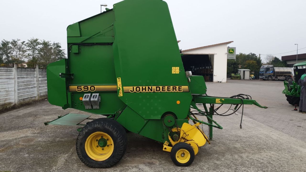 E-FARM: John Deere 590 - Ballenpresse - id WYCMW1D - 12.000 € - Baujahr: 2000 - Italien