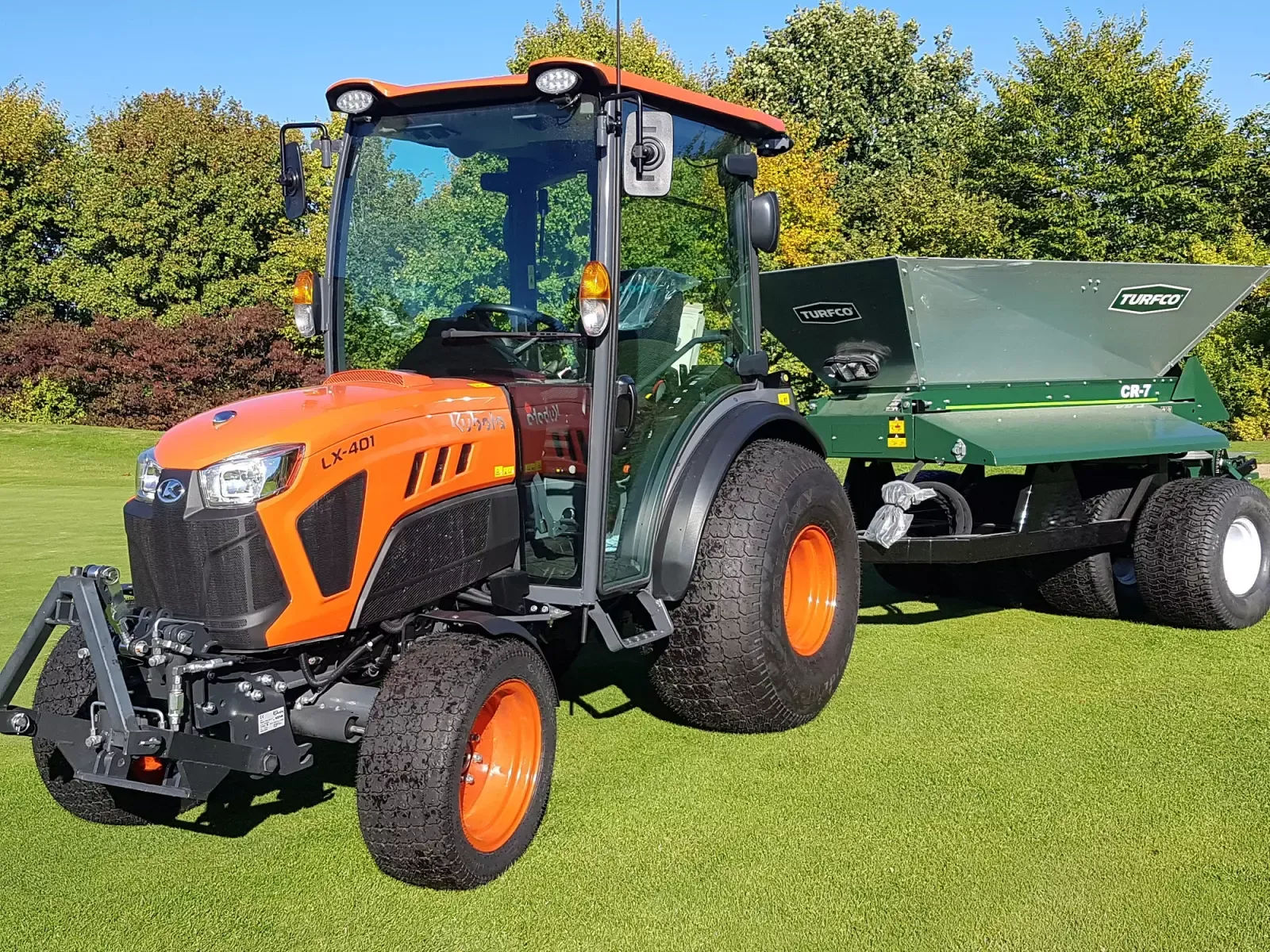 E-FARM: Kubota lx401 cab - Τρακτέρ - id D3F6E9B - 39.600 € - Χρονία: 2025 - Μετρητής ωρών: 116,Ισχύς κινητήρα: 39,Γερμανία
