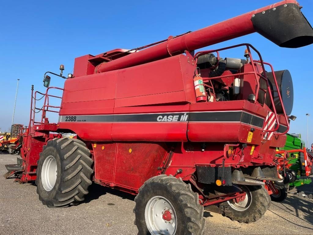E-FARM: Case IH 2388 - Moissoneuse-batteuse - id ISUXLCC - 55 000 € - Année: 2000 - Lecture du nombre d'heure: 5 527,Italie