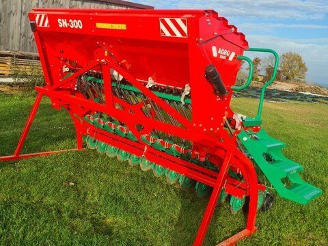 E-FARM: AGRO-MASZ sn 300 doppelscheibenscharen am+ kontroller dril - Drill - id 6ARU6KG - €12,478 - Year of construction: 2023 - Engine hours: 30,Germany