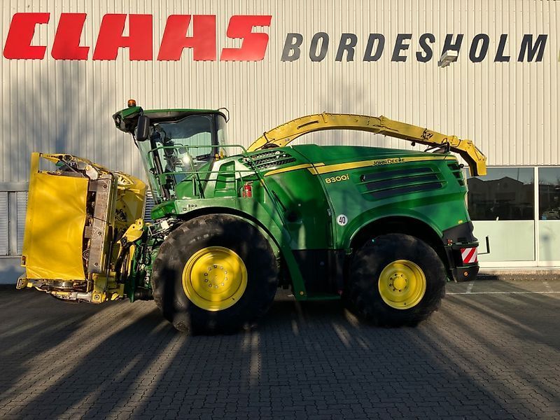 E-FARM: John Deere 8300 - Önjáró takarmánybetakarítógép - id HRBNL6F - 153 000 EUR - Gyártási év: 2016 - Üzemóra (motor): 3300,Motor teljesítménye (LE): 490,Németország