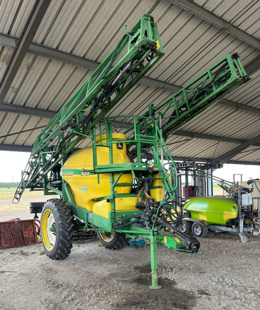 E-FARM: John Deere 832 - Sprayer - id ADLC9HC - €11,500 - Year of construction: 2004 - France
