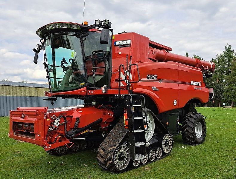 E-FARM: Case IH Axial Flow 8250 - Mähdrescher - id KV41FLC - 319.900 € - Baujahr: 2023 - Abgelesene Motorstunden: 188,Motorleistung (PS): 571,Deutschland