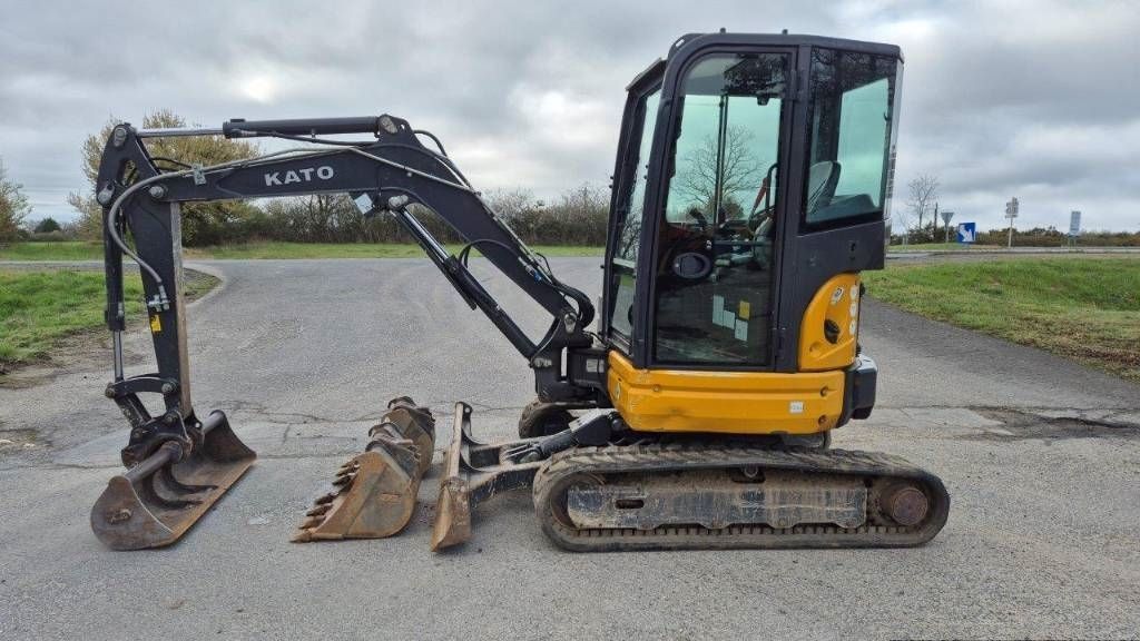 E-FARM: kato hd 30v4 - Koparko-ładowarka - id FT9DMAC - 24 500 € - Rok produkcji: 2019 - Francja
