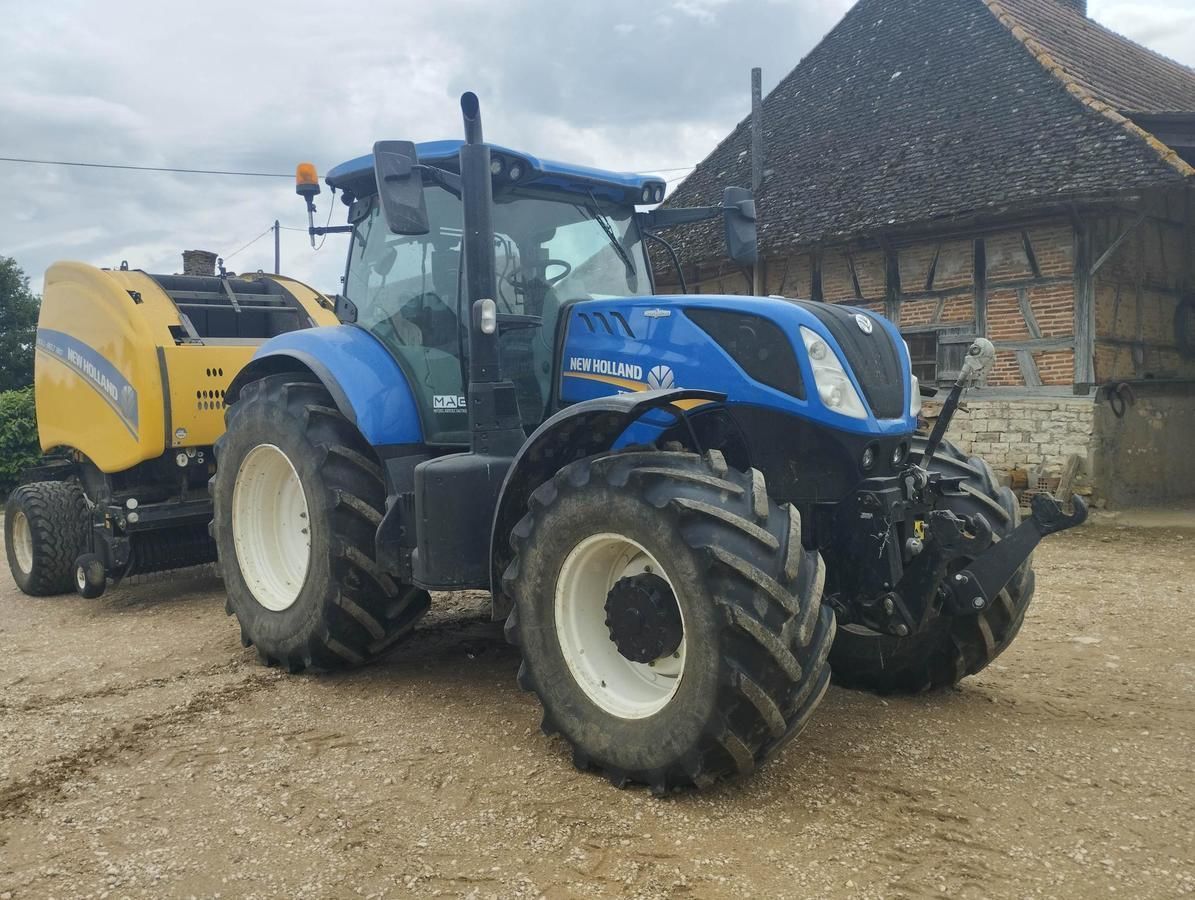 E-FARM: New Holland T7.230 - Tractor - id AQIMQVR - €79,000 - Year of construction: 2018 - Engine hours: 2,700,Engine power (HP): 230,France