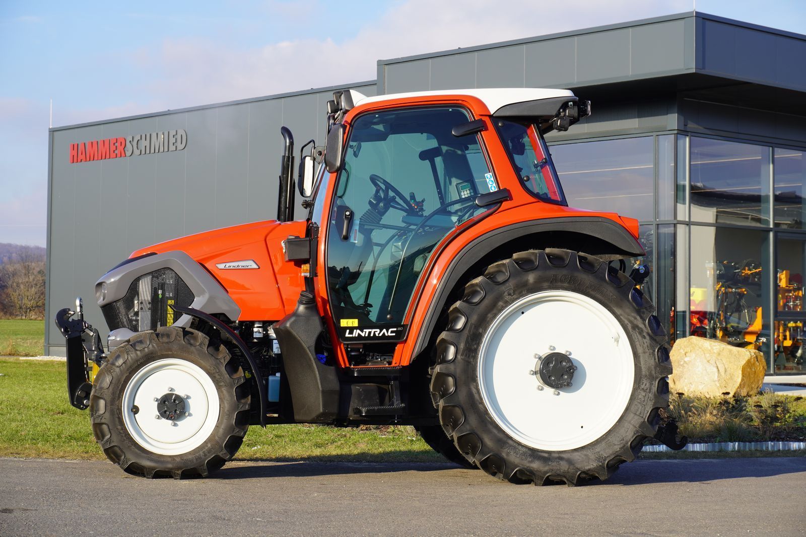 E-FARM: Lindner Lintrac 80 - Tractor - id UDGCGHE - €124,500 - Year of construction: 2024 - Engine hours: 100,Engine power (HP): 102,Austria