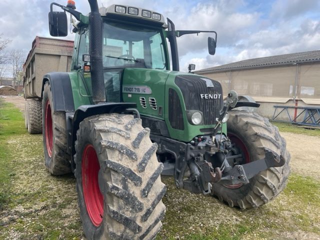 E-FARM: Fendt 718 Vario - Tracteur - id 2IPYGJM - 52 000 € - Année: 2012 - Lecture du nombre d'heure: 8 000,Puissance du moteur (chevaux): 180,France