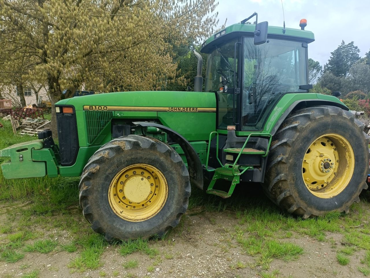 John Deere 8100 tractor €32,000