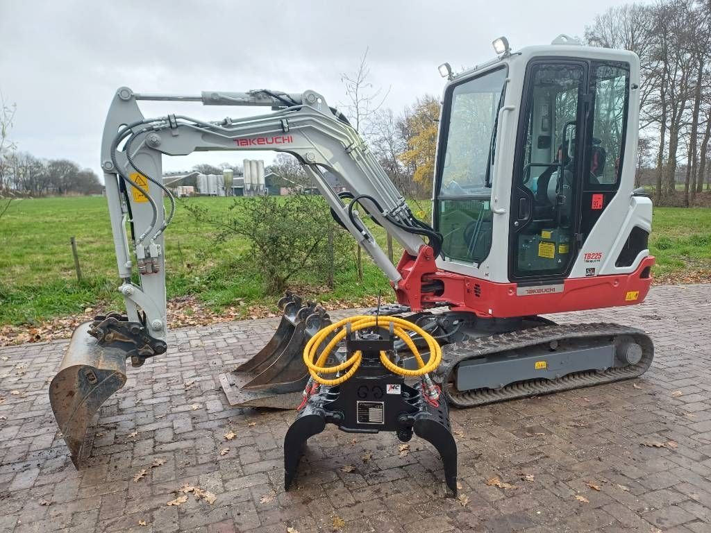 Takeuchi TB 225 Mini-pelle 37 950 €