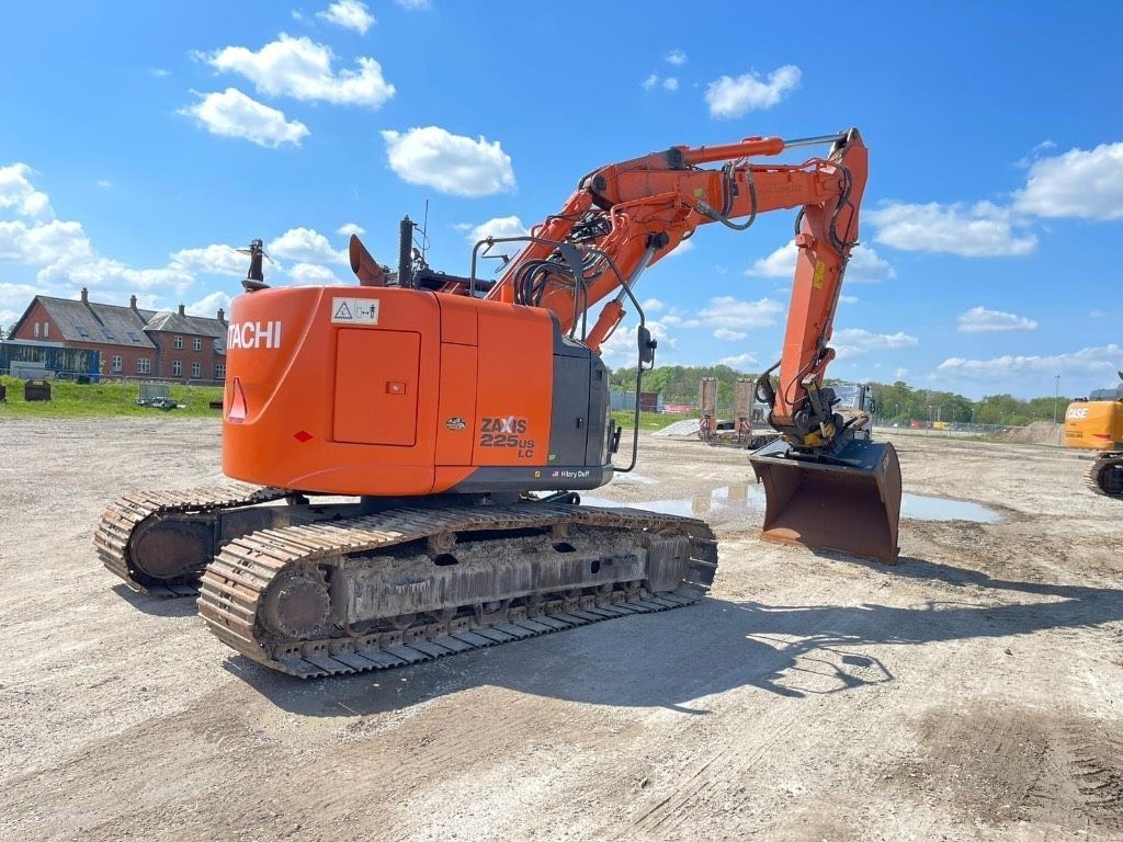 Hitachi zx 225 us lc-5 b Crawler excavator €99,715
