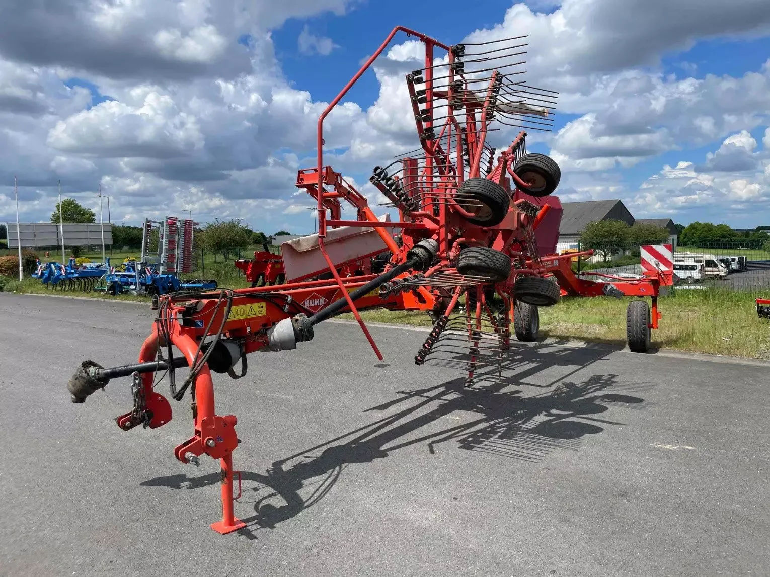 E-FARM: Kuhn ga 6520 - Andaineur - id GGH9F5X - 11 000 € - Année: 2012 - France