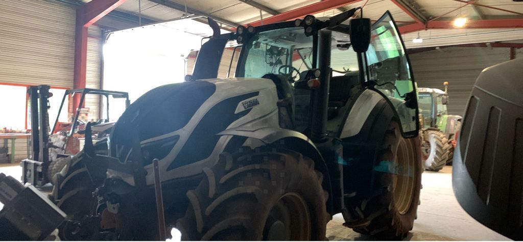 Valtra T 214 Tractor