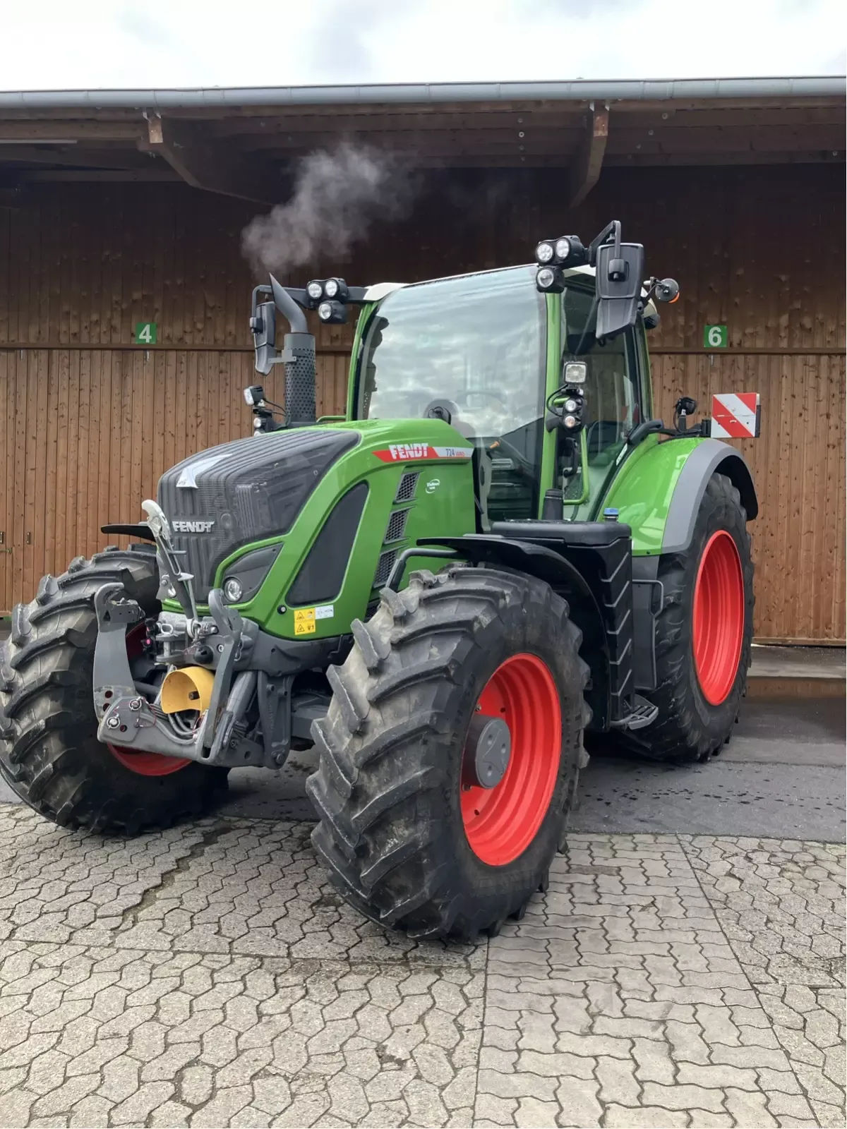 E-FARM: Fendt 724 Vario PowerPlus - Traktor - id AN4PLNB - 170.900 € - Baujahr: 2024 - Abgelesene Motorstunden: 735,Motorleistung (PS): 240,Deutschland