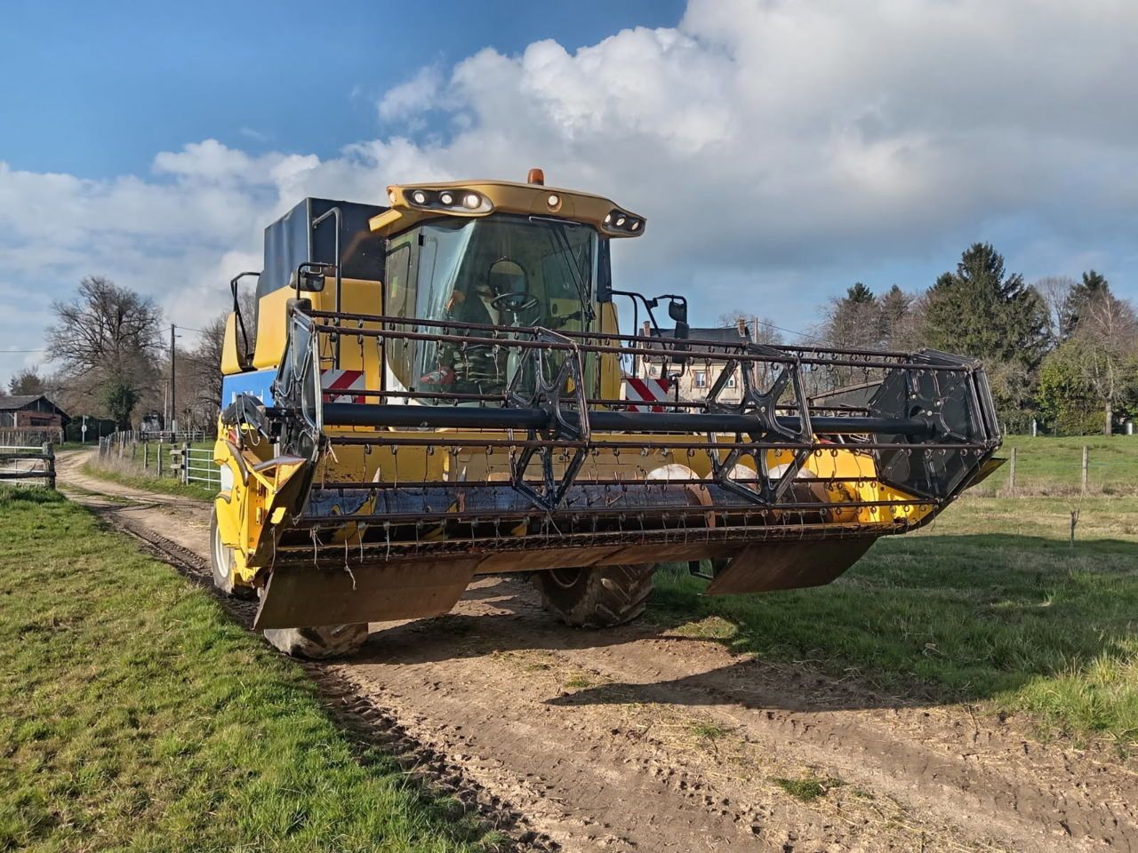 E-FARM: New Holland T6050 - Cosechadora - id SNDLFSS - Año: 2007 - Horas: 4578,Francia