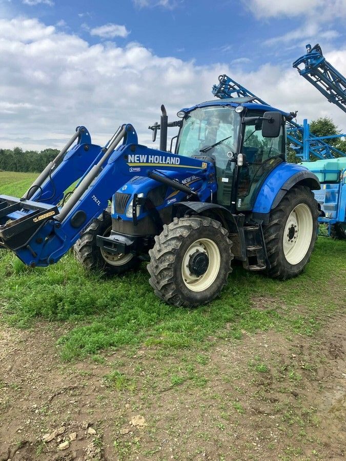 E-FARM: New Holland T5.105 - Tractor - id J17FPYT - 39.500 EUR - Anul: 2015 - Citeste ore: 4.500,Muterea motorului: 105,Franța