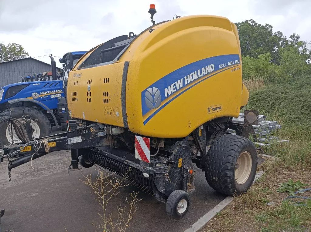 E-FARM: New Holland Roll-Belt 180 Superfeed - Πρέσσα - id TKLRWJH - 35.000 € - Χρονία: 2020 - Συνολικός αριθμός παραχθέντων δεμάτων: 6.519,Γαλλία