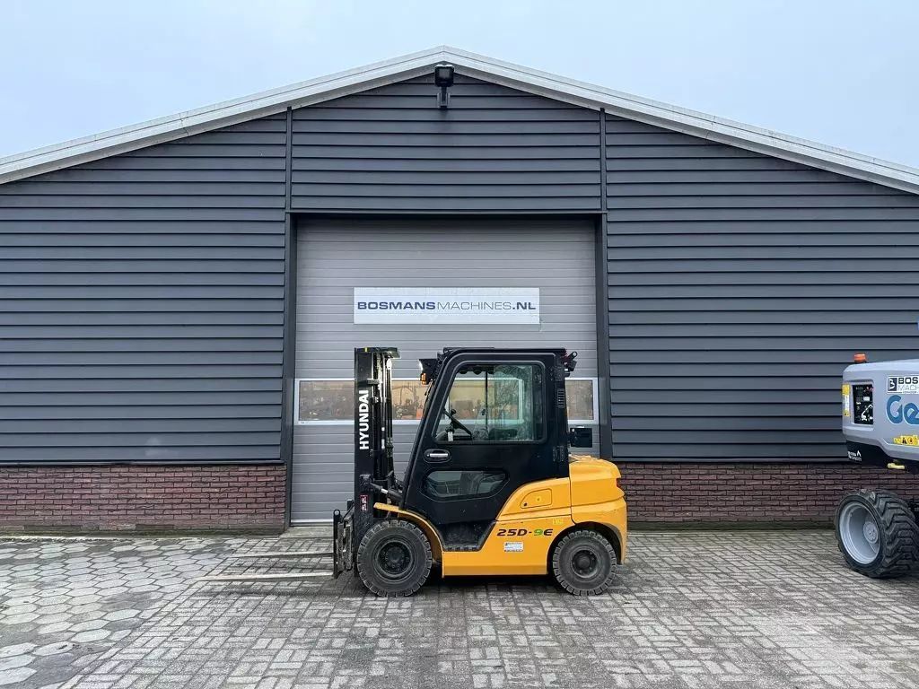 HYUNDAI 25d-9e 2.5 t diesel heftruck met cabine / vorkenverspreider Targonca 19 950 EUR
