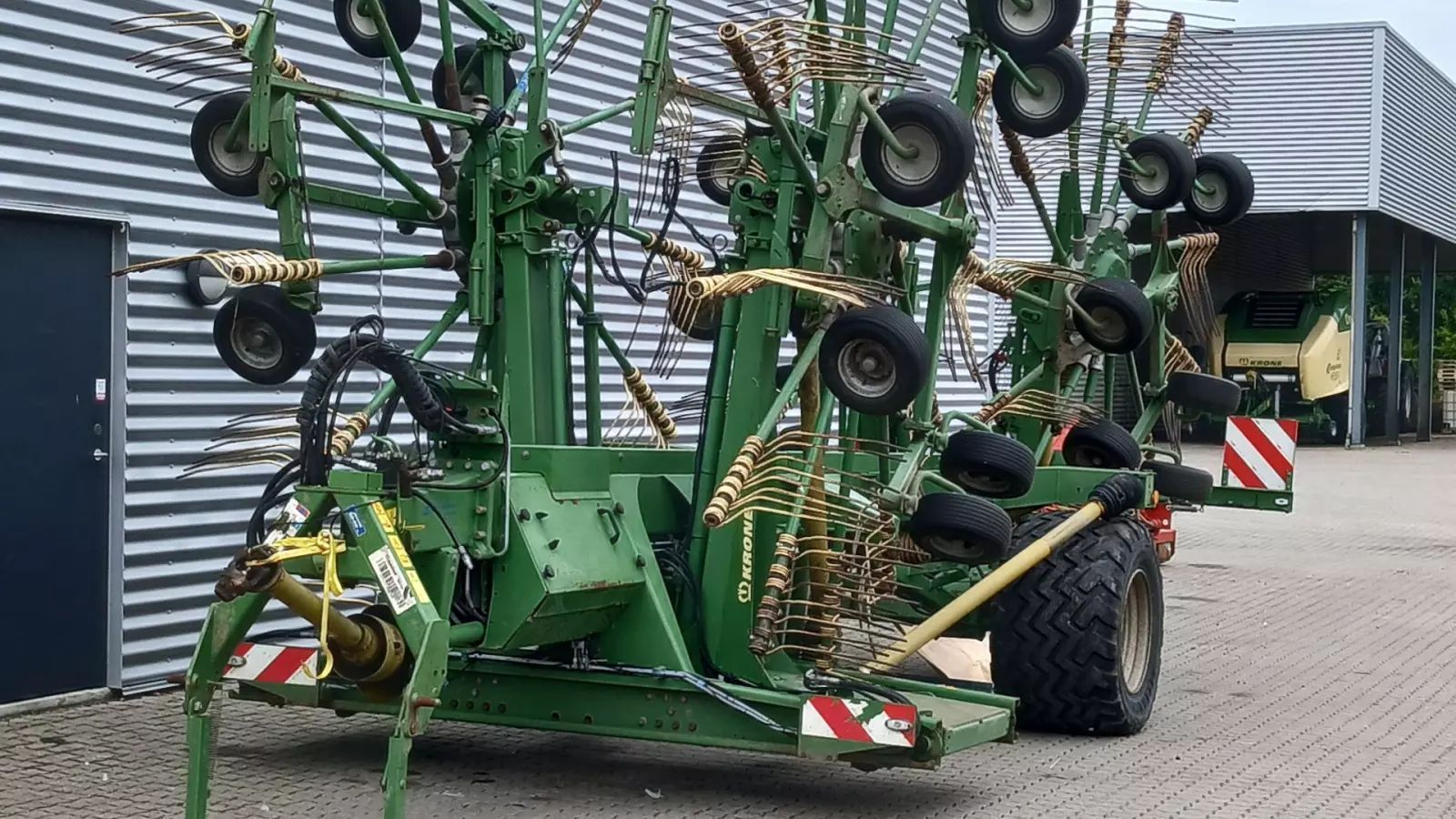 E-FARM: Krone Swadro 1400 Plus - Rendsodró - id IR9GES3 - 22 773 EUR - Gyártási év: 2014 - Dánia