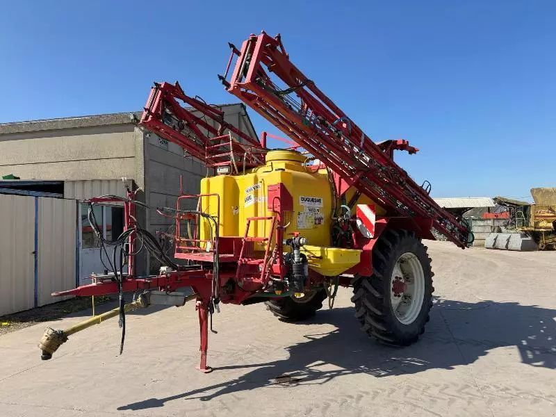 E-FARM: Beyne plk3500 - Pflanzenschutzspritze - id DHEDS4H - 13.500 € - Baujahr: 2006 - Frankreich