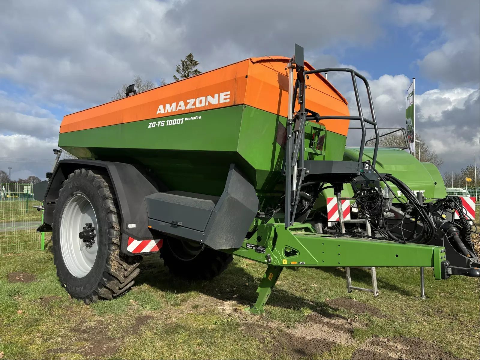 E-FARM: Amazone ZG-TS 10001 - Düngerstreuer - id HZ4DZQJ - 85.000 € - Baujahr: 2023 - Deutschland