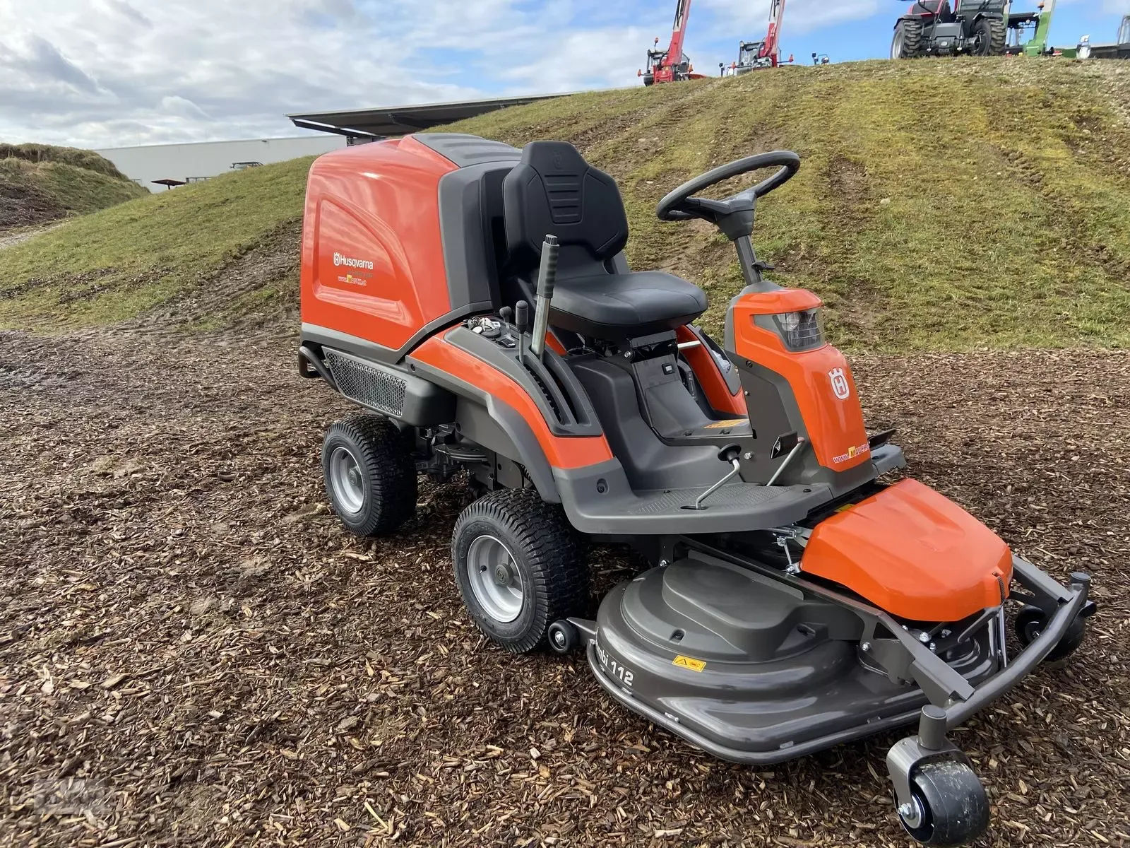 E-FARM: Husqvarna rider rc 318t mit 112cm mähdeck - Sekačka na trávu - id 5JRJBUI - 5 792 € - Rok výroby: 2025 - Rakousko