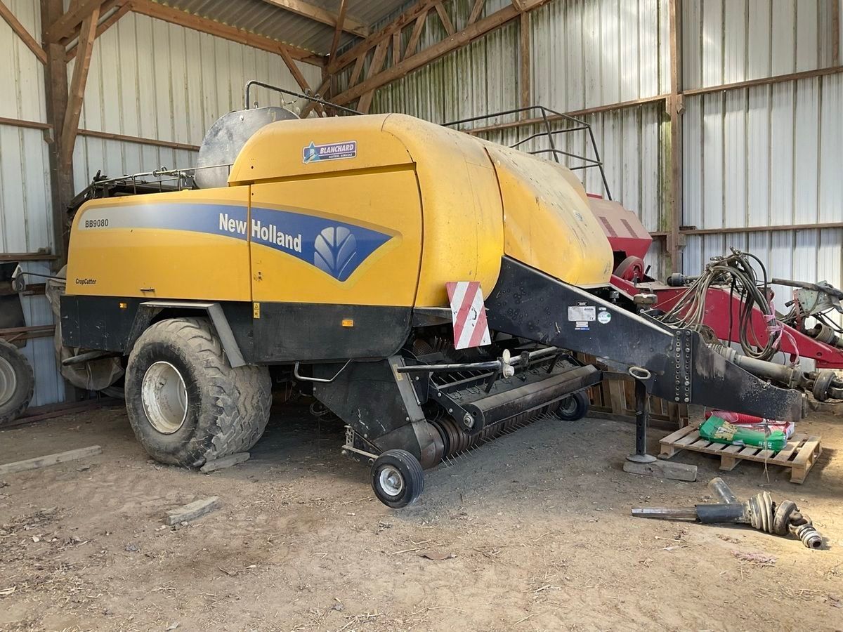E-FARM: New Holland BB 9080 R - Empacadora - id Q2XZFQL - 31.200 € - Año: 2011 - Las balas producidas: 50.000,Francia