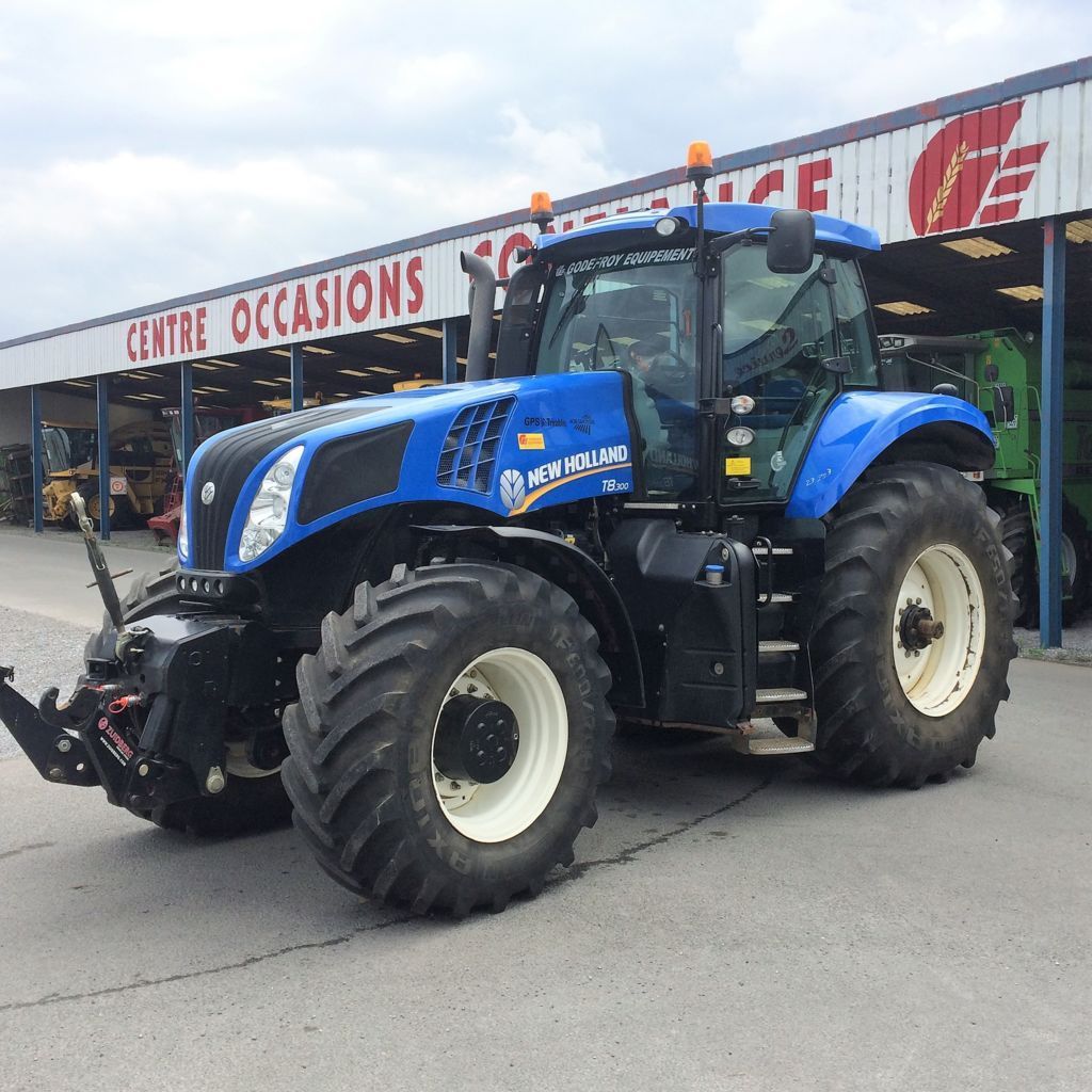 E-FARM: New Holland T8.300 - Tractor - id PGGINJS - Año: 2011 - Horas: 6000,Potencia del motor: 300,Francia