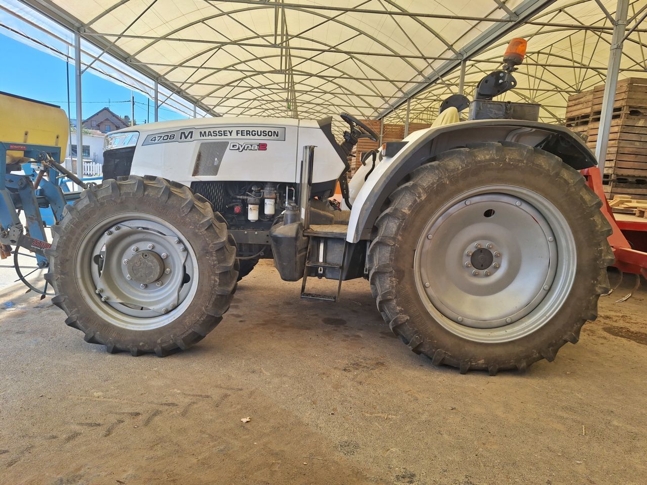 E-FARM: Massey Ferguson 4708 - Traktor - id 2XBPGBZ - 39.500 € - Baujahr: 2024 - Abgelesene Motorstunden: 210,Motorleistung (PS): 80,Frankreich