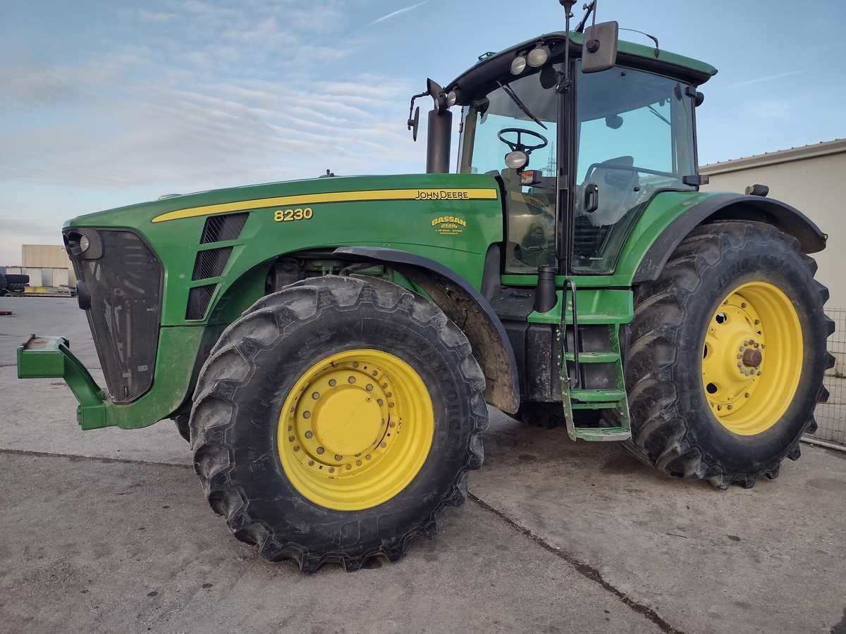 E-FARM: John Deere 8230 - Tractor - id EJ94LC2 - 80.000 € - Año: 2008 - Potencia del motor: 240,Italia